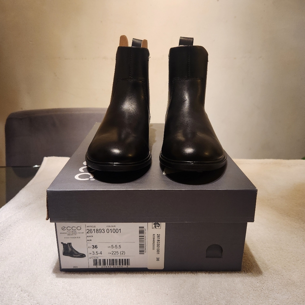 Ecco Black Leather Chelsea Boots